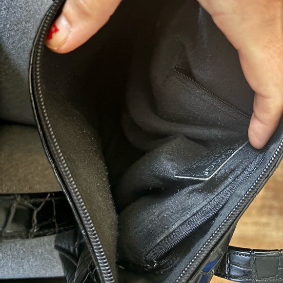 Sleek Black Crocodile-Patterned Tote Bag - Picture 4 of 4